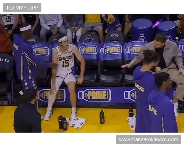 状态低迷哈维西蒙斯替补登场再遭换下表现不佳引发球队隐忧争议声